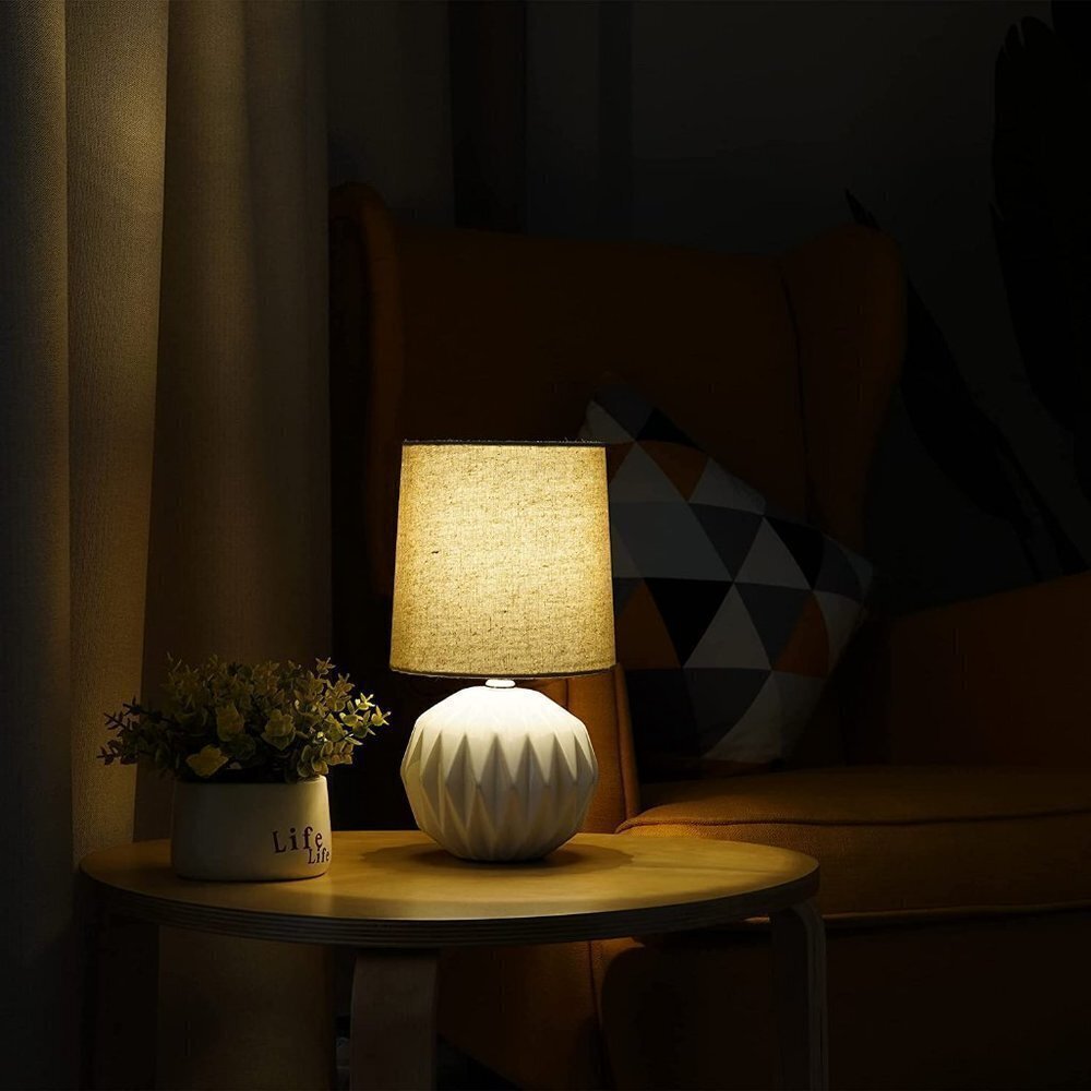 GEOMETRIC WHITE CERAMIC TEXTURED DESK BEDSIDE LIVING ROOM TABLE LAMP  NWT - Picture 4 of 6